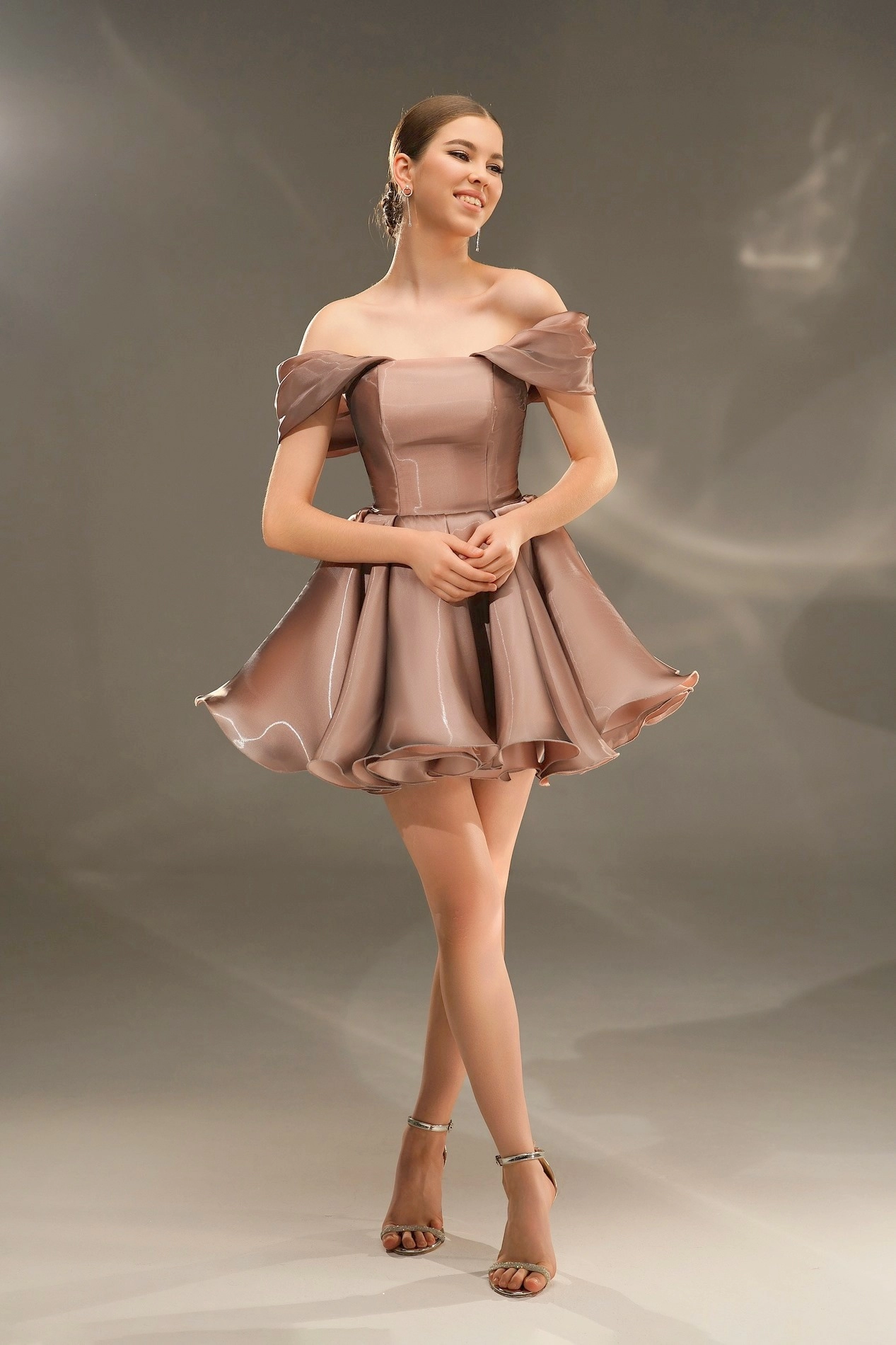 Коричневое пышное платье мини со спущенными плечами