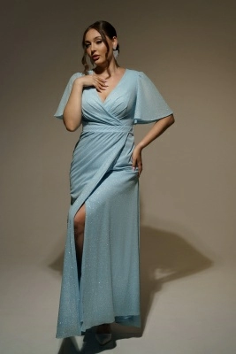 Голубое блестящее платье по фигуре с рукавами крыло