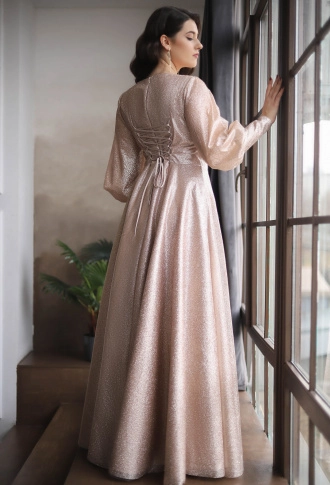 Бежевое блестящее платье с длинными рукавами