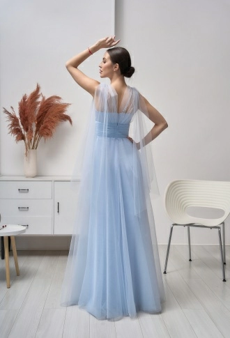Голубое атласное платье с фатиновой накидкой