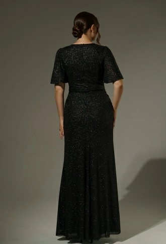 Чёрное блестящее платье по фигуре с рукавами крыло