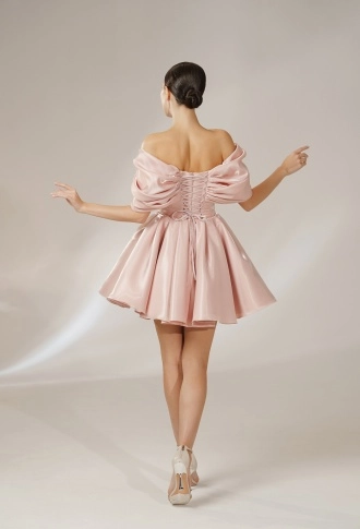 Пудровое платье мини из органзы с объёмными спущенными плечами Пудровое платье мини из органзы с объёмными спущенными плечами