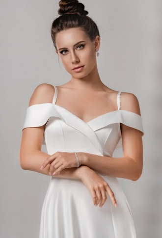 Белое атласное платье со спущенными плечами на бретельках