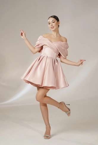 Пудровое платье мини из органзы с объёмными спущенными плечами Пудровое платье мини из органзы с объёмными спущенными плечами