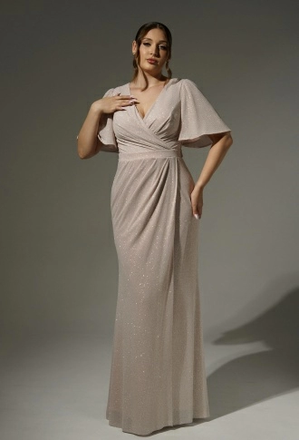 Пудровое блестящее платье по фигуре с рукавами крыло