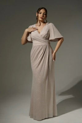 Пудровое блестящее платье по фигуре с рукавами крыло