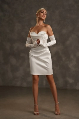 Белое атласное платье мини с перчатками