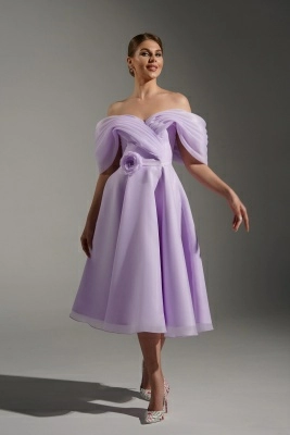 Лавандовое платье миди из органзы с объёмными спущенными плечами Лавандовое платье миди из органзы с объёмными спущенными плечами