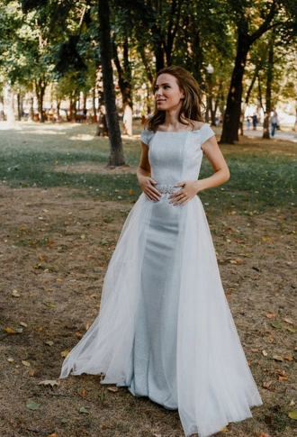 Серебряное блестящее платье по фигуре с накладной фатиновой юбкой Серебряное блестящее платье по фигуре с накладной фатиновой юбкой
