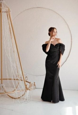 Чёрный корсет и юбка с разрезом на ноге