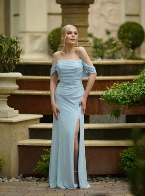 Голубое блестящее платье по фигуре с разрезом на ноге и спущенными плечами Голубое блестящее платье по фигуре с разрезом на ноге и спущенными плечами