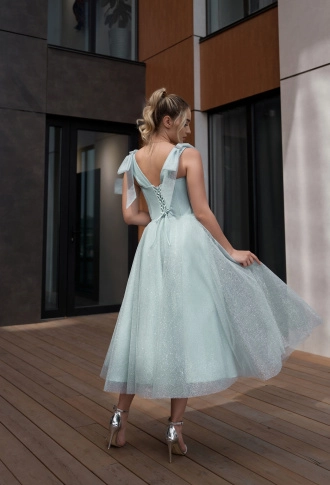 Голубое блестящее платье миди с бантиками на плечах