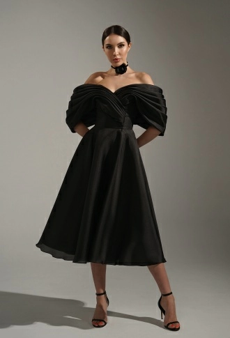 Чёрное платье миди из органзы с объёмными спущенными плечами Чёрное платье миди из органзы с объёмными спущенными плечами