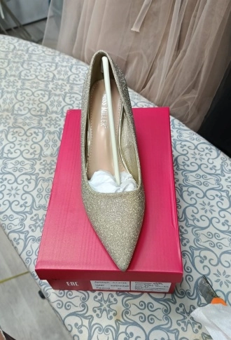 Золотые  блестящие туфли на низком каблуке