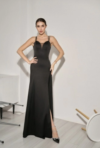 Чёрное атласное платье с разрезом на ноге