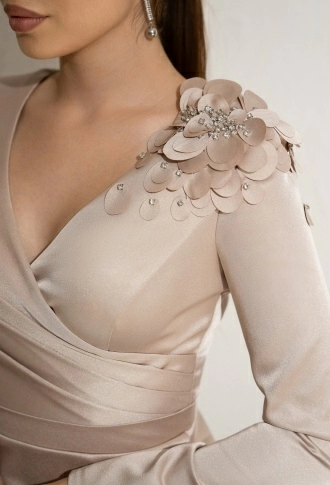 Бежевое платье мини по фигуре с длинными рукавами