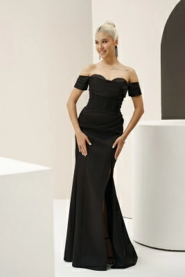 Чёрное атласное платье на корсете