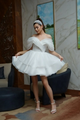 Белое платье мини из органзы с пышной юбкой Белое платье мини из органзы с пышной юбкой