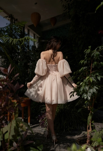 Бежевое блестящее платье мини с рукавами и пояском