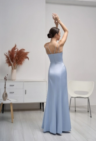 Голубое атласное платье с разрезом на ноге Голубое атласное платье с разрезом на ноге