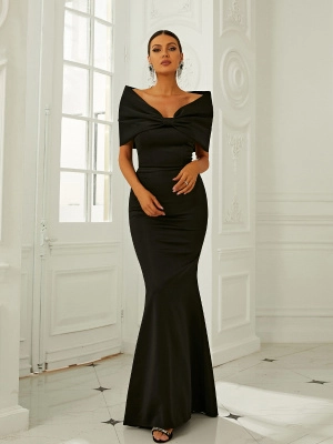 Черное платье по фигуре с бантом