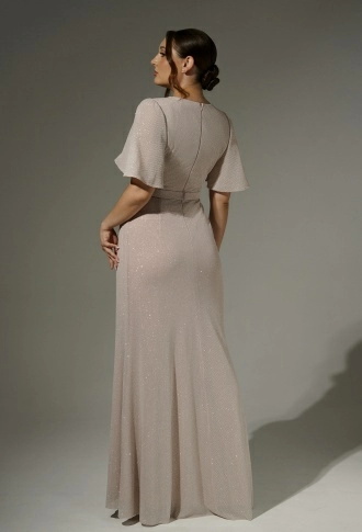 Пудровое блестящее платье по фигуре с рукавами крыло