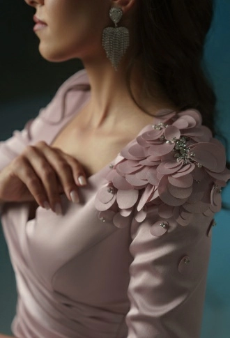 Пудровое платье мини по фигуре с длинными рукавами