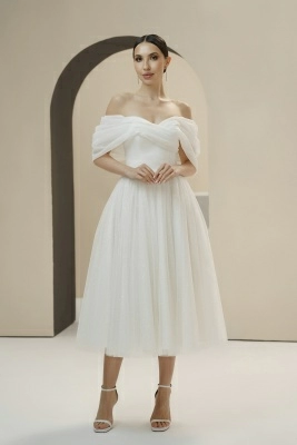 Белое блестящее платье миди со спущенными плечами Белое блестящее платье миди со спущенными плечами