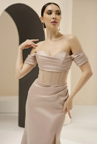 Бежевое атласное платье на корсете