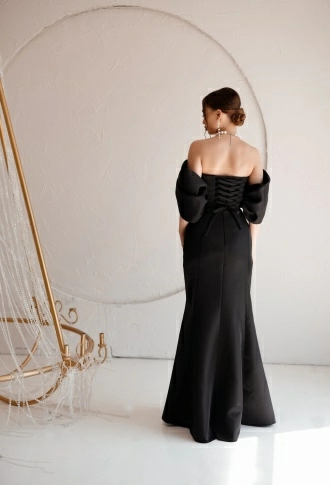 Чёрный корсет и юбка с разрезом на ноге