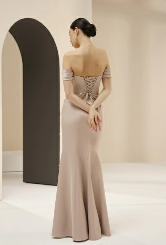 Бежевое атласное платье на корсете
