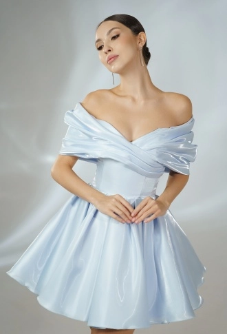 Голубое платье мини из органзы с объёмными спущенными плечами