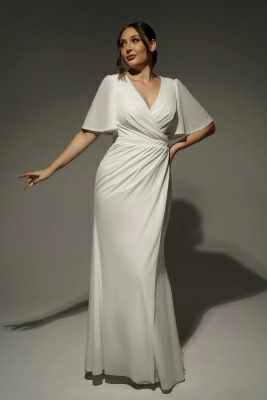 Белое блестящее платье по фигуре с рукавами крыло