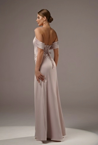 Пудровое атласное платье с корсетным лифом