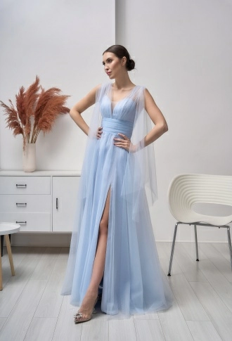 Голубое атласное платье с фатиновой накидкой