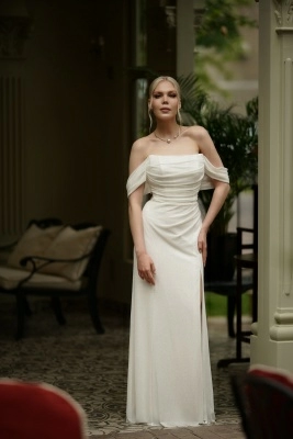 Белое блестящее платье по фигуре с разрезом на ноге и спущенными плечами