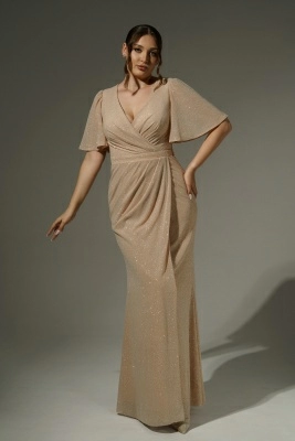 Бежевое блестящее платье по фигуре с рукавами крыло