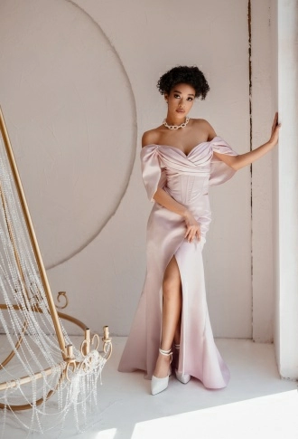 Пудровый корсет и юбка с разрезом на ноге Пудровый корсет и юбка с разрезом на ноге