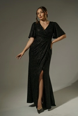 Чёрное блестящее платье по фигуре с рукавами крыло