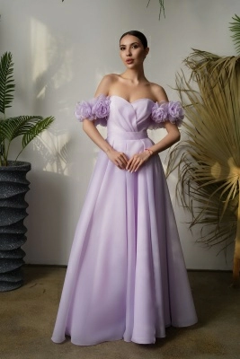Лиловое платье с 3д цветами на плечах