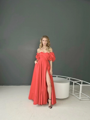 Красное атласное платье бандо с разрезом на ноге и буфами