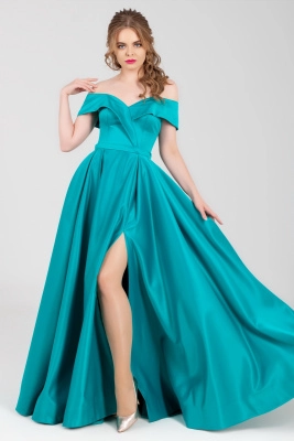 Атласное платье с разрезом на ноге и спущенными плечами