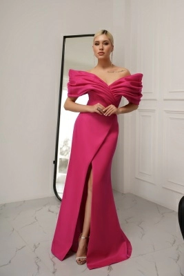 Малиновое платье по фигуре с разрезом на ноге и объёмными спущенными плечами Малиновое платье по фигуре с разрезом на ноге и объёмными спущенными плечами