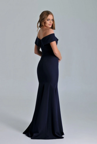 Темно-синее платье по фигуре со спущенными плечами с разрезом на ноге