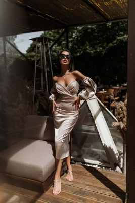 Бежевое атласное платье миди с рукавами буфами