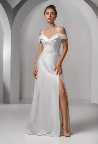 Белое атласное платье со спущенными плечами на бретельках