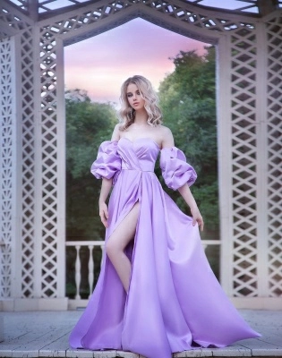 Лавандовое атласное платье бандо с разрезом на ноге и буфами