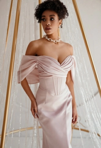 Пудровый корсет и юбка с разрезом на ноге Пудровый корсет и юбка с разрезом на ноге