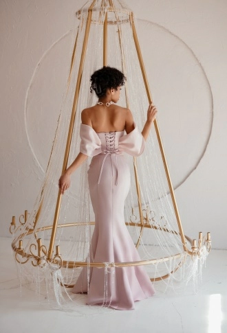 Пудровый корсет и юбка с разрезом на ноге Пудровый корсет и юбка с разрезом на ноге