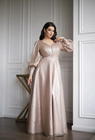 Бежевое блестящее платье с длинными рукавами